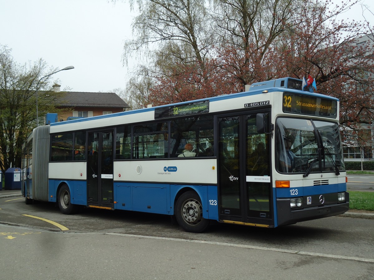 (143'786) - VBZ Zrich - Nr. 123 - Mercedes Gelenktrolleybus am 21. April 2013 in Zrich, Hungerbergstrasse