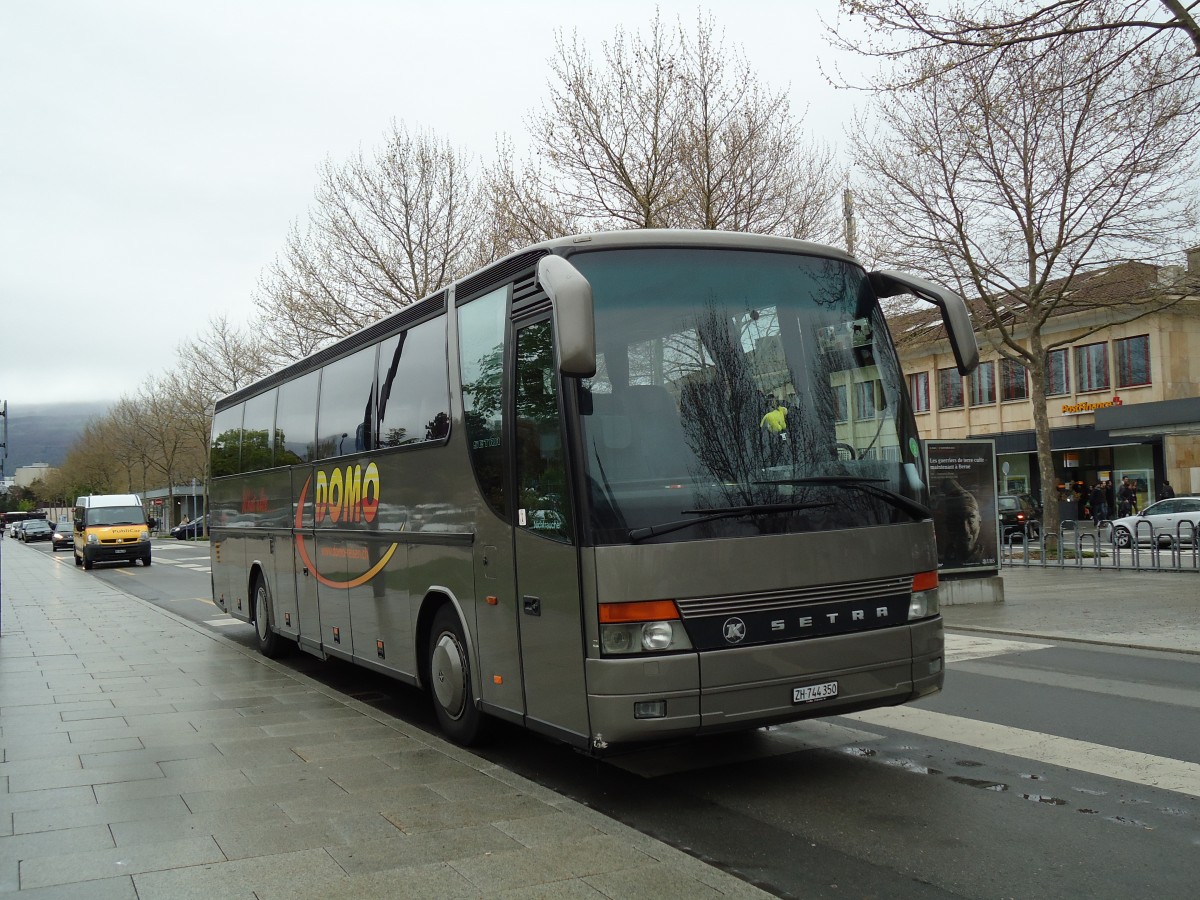 (143'865) - Domo, Glattbrugg - ZH 744'350 - Setra am 27. April 2013 beim Bahnhof Yverdon