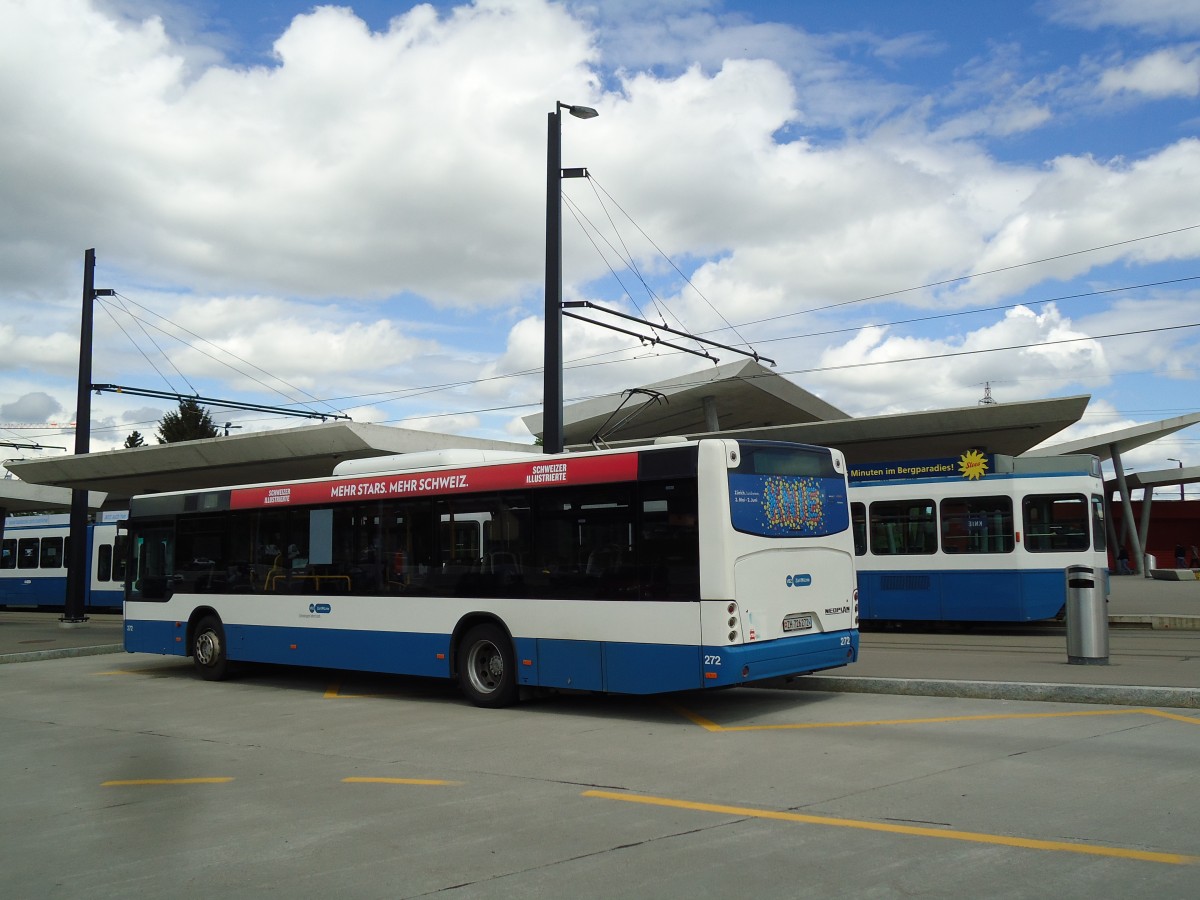 (144'416) - VBZ Zrich - Nr. 272/ZH 726'272 - Neoplan am 20. Mai 2013 beim Bahnhof Zrich-Stettbach