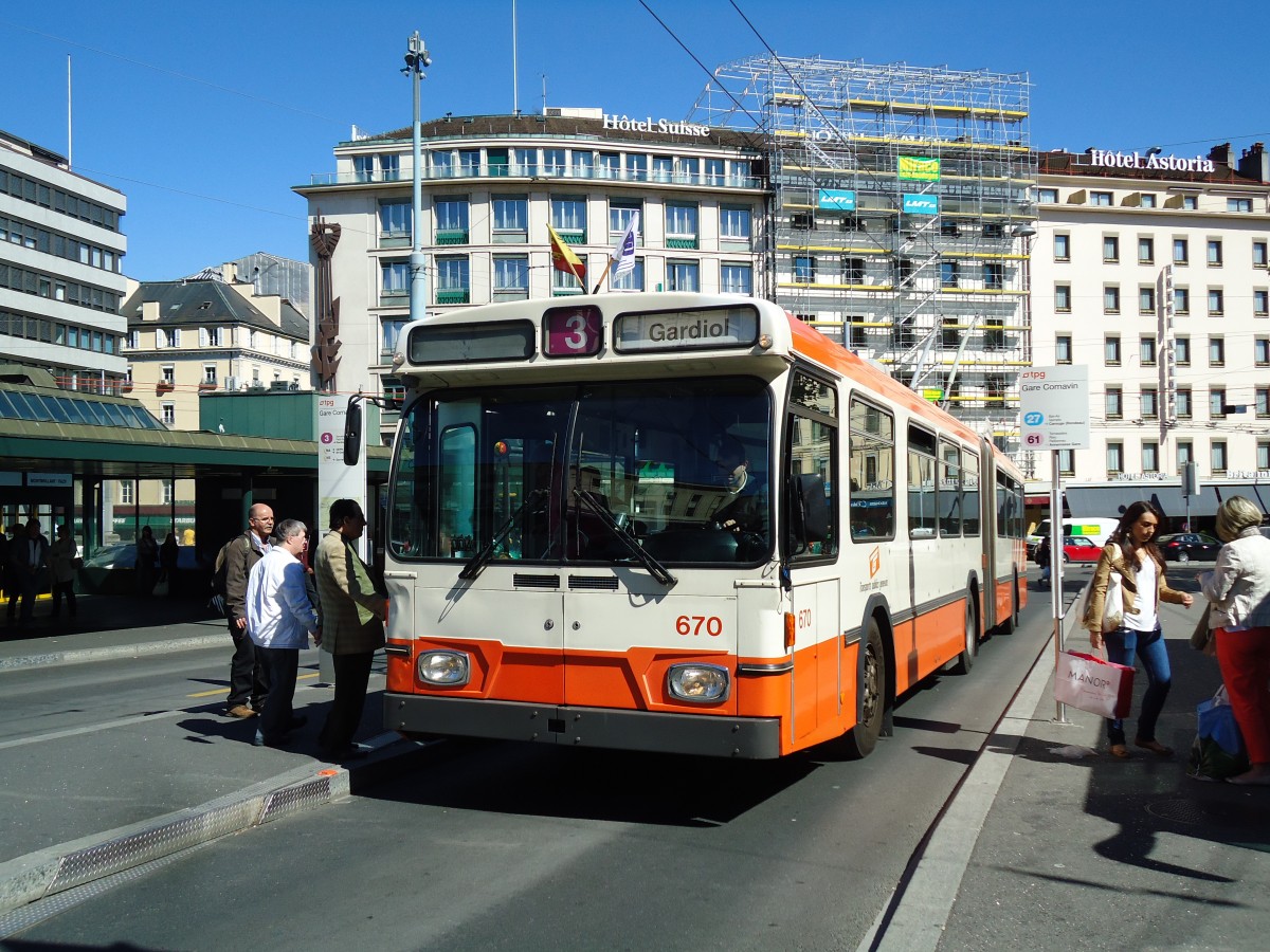 (144'734) - TPG Genve - Nr. 670 - Saurer/Hess Gelenktrolleybus am 27. Mai 2013 beim Bahnhof Genve