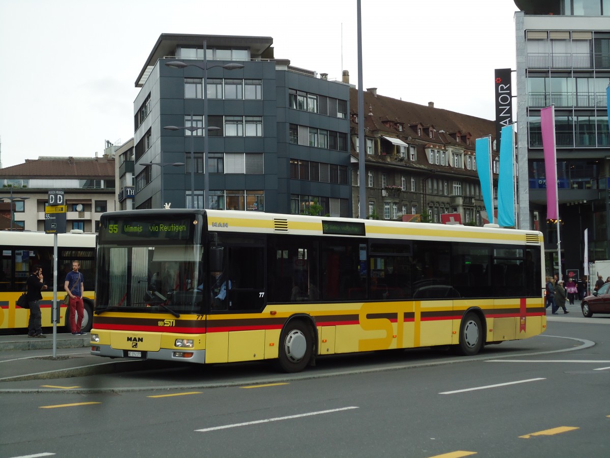 (144'981) - STI Thun - Nr. 77/BE 274'177 - MAN am 10. Juni 2013 beim Bahnhof Thun