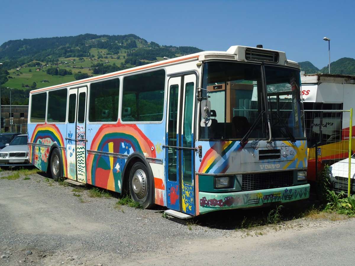 (145'170) - Kirchgemeinde, Steffisburg - Volvo/R&J (ex STI Thun Nr. 3; ex TSG Blumenstein Nr. 3) am 17. Juni 2013 in Flums, Industrie