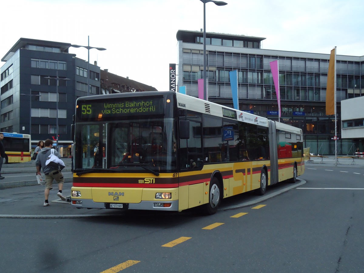 (145'304) - STI Thun - Nr. 87/BE 572'087 - MAN am 21. Juni 2013 beim Bahnhof Thun