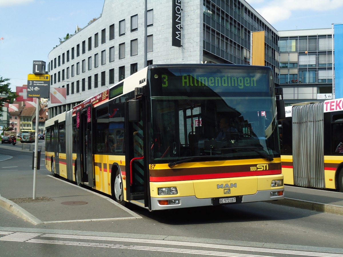 (145'611) - STI Thun - Nr. 87/BE 572'087 - MAN am 6. Juli 2013 beim Bahnhof Thun