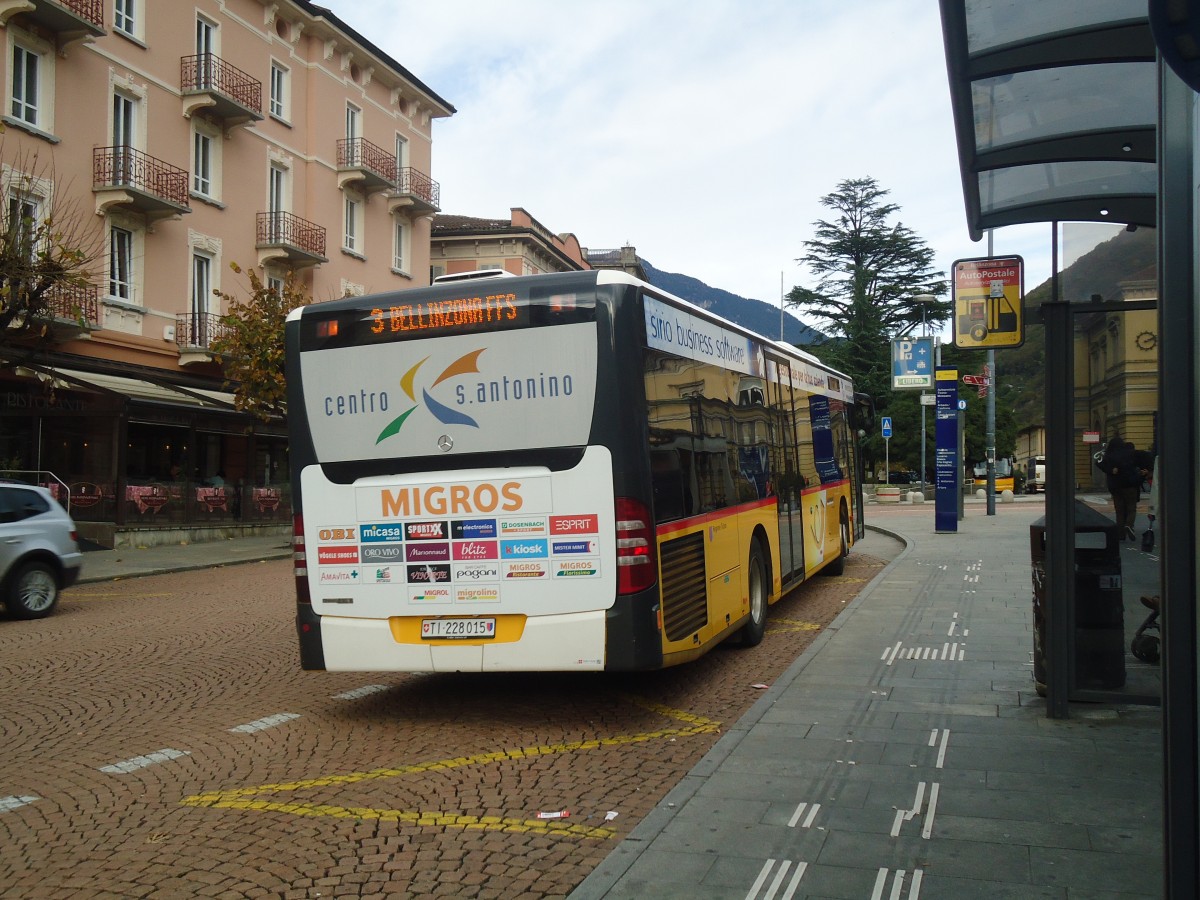 (147'675) - AutoPostale Ticino - TI 228'015 - Mercedes am 5. November 2013 beim Bahnhof Bellinzona