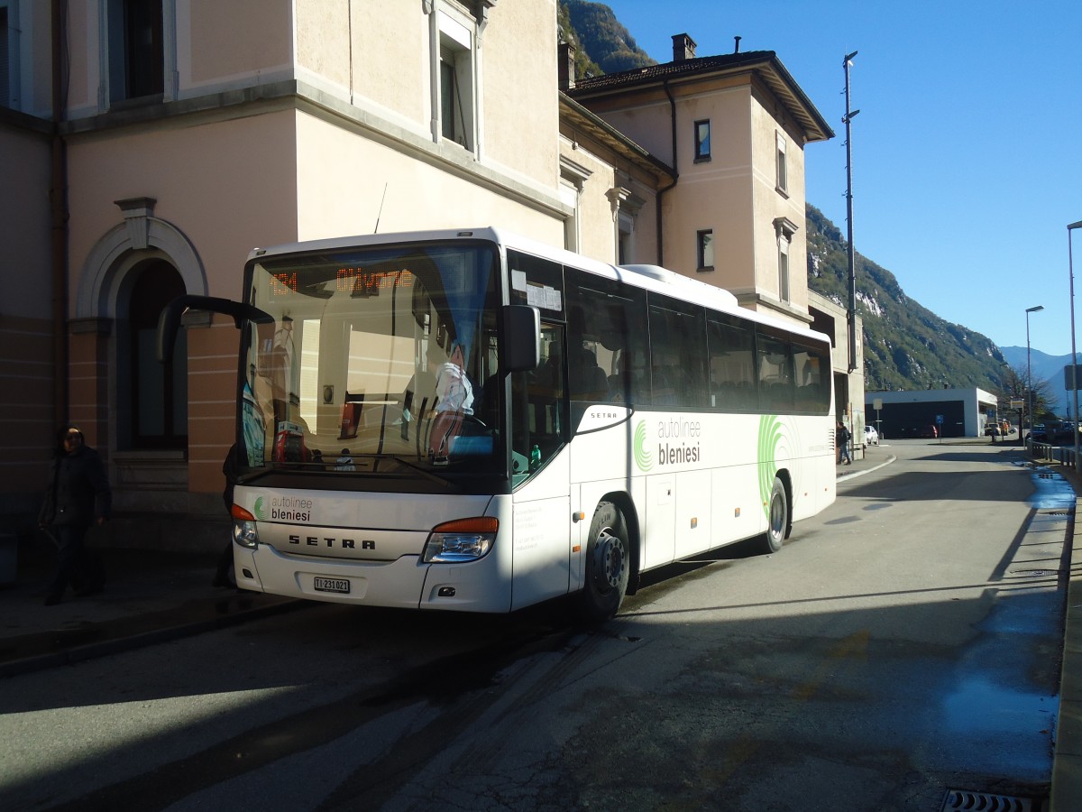 (147'885) - ABl Biasca - Nr. 21/TI 231'021 - Setra am 6. November 2013 beim Bahnhof Biasca