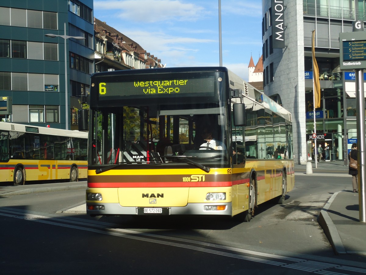 (148'021) - STI Thun - Nr. 92/BE 572'092 - MAN am 9. November 2013 beim Bahnhof Thun