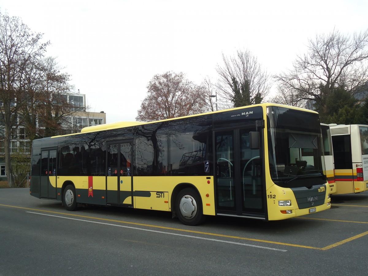 (148'152) - STI Thun - Nr. 152/BE 801'152 - MAN am 28. November 2013 bei der Schifflndte Thun