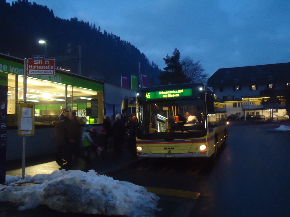 (148'303) - STI Thun - Nr. 126/BE 700'126 - MAN am 14. Dezember 2013 beim Bahnhof Oberdiessbach