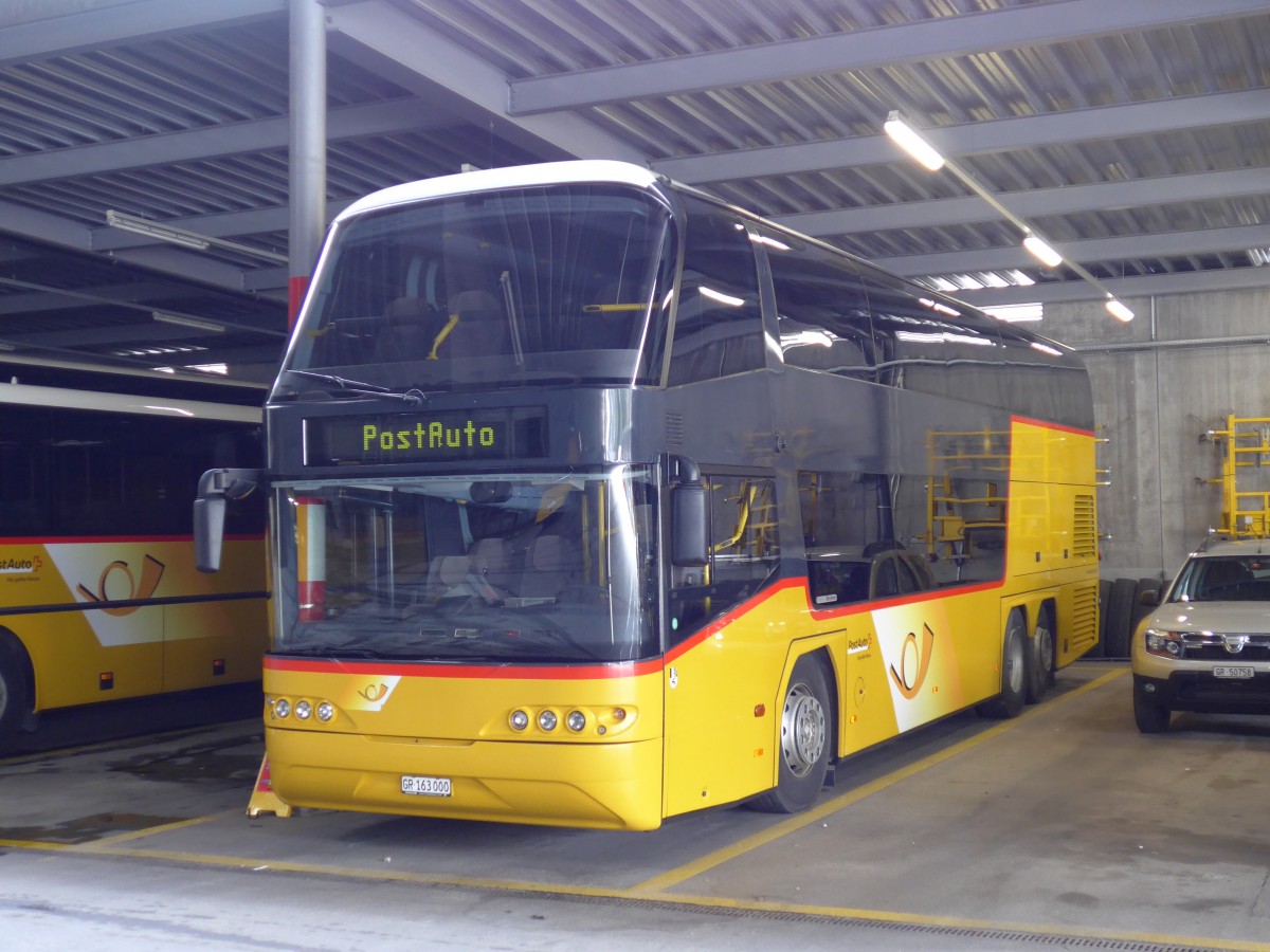 (149'117) - PostAuto Graubnden - GR 163'000 - Neoplan am 1. Mrz 2014 in Chur, Garage