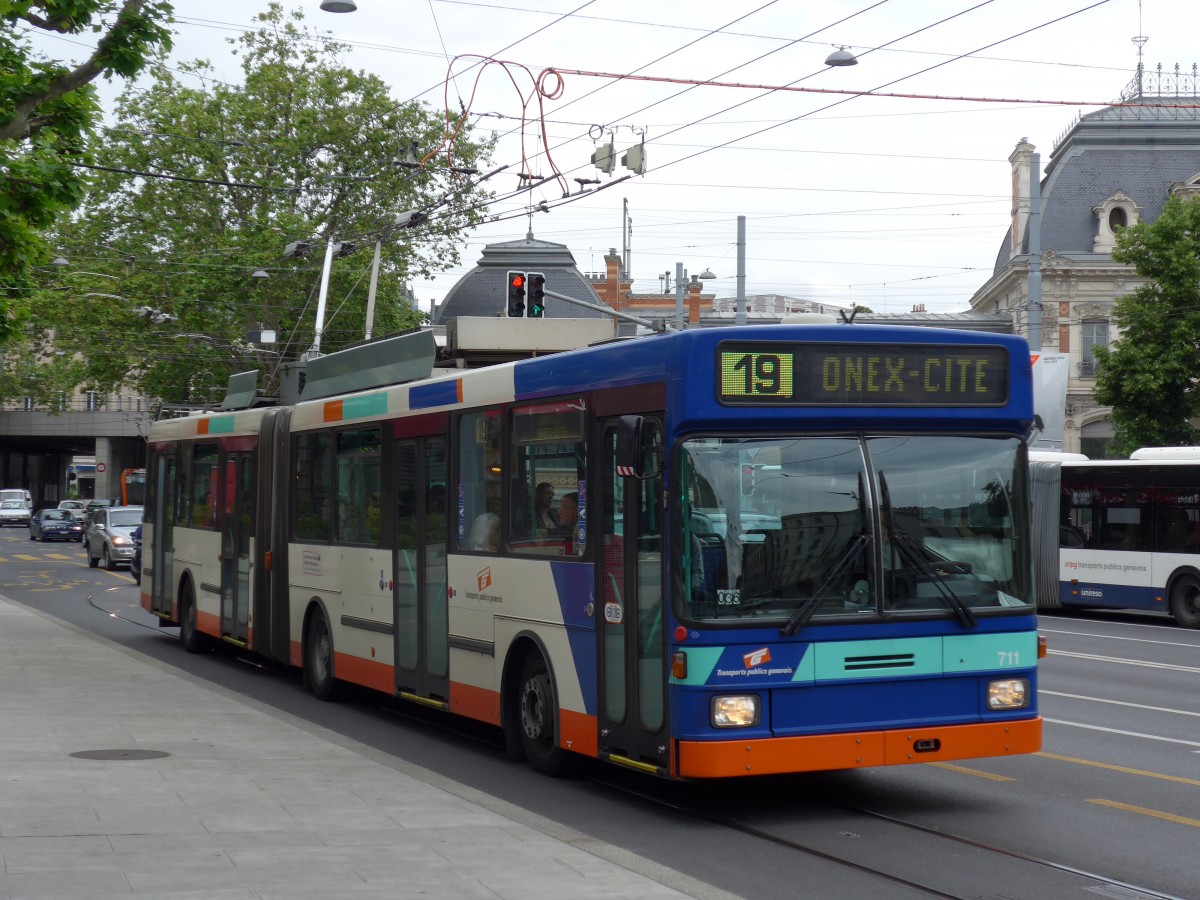(150'808) - TPG Genve - Nr. 711 - NAW/Hess Gelenktrolleybus am 26. Mai 2014 in Genve, Place des Vingt-Deux-Cantons
