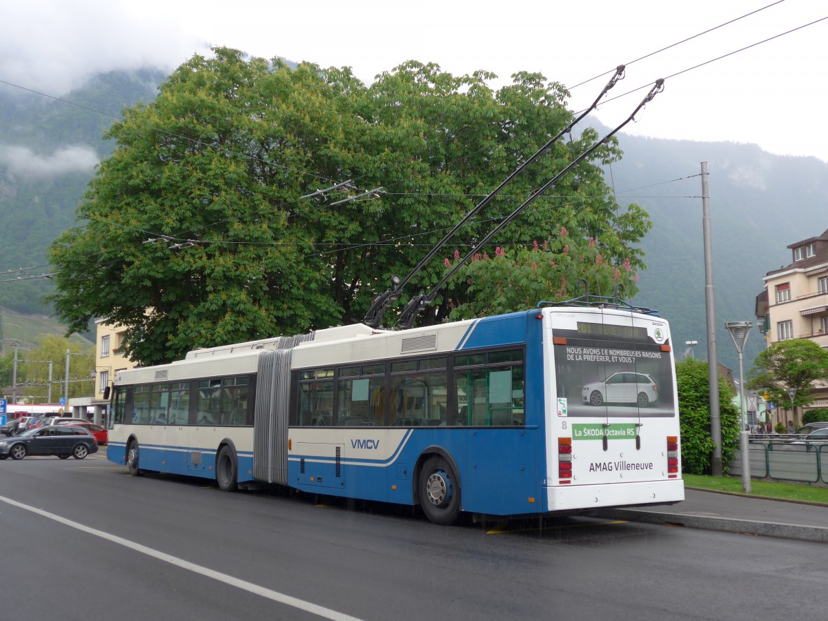 (150'896) - VMCV Clarens - Nr. 8 - Van Hool Gelenktrolleybus am 26. Mai 2014 beim Bahnhof Villeneuve