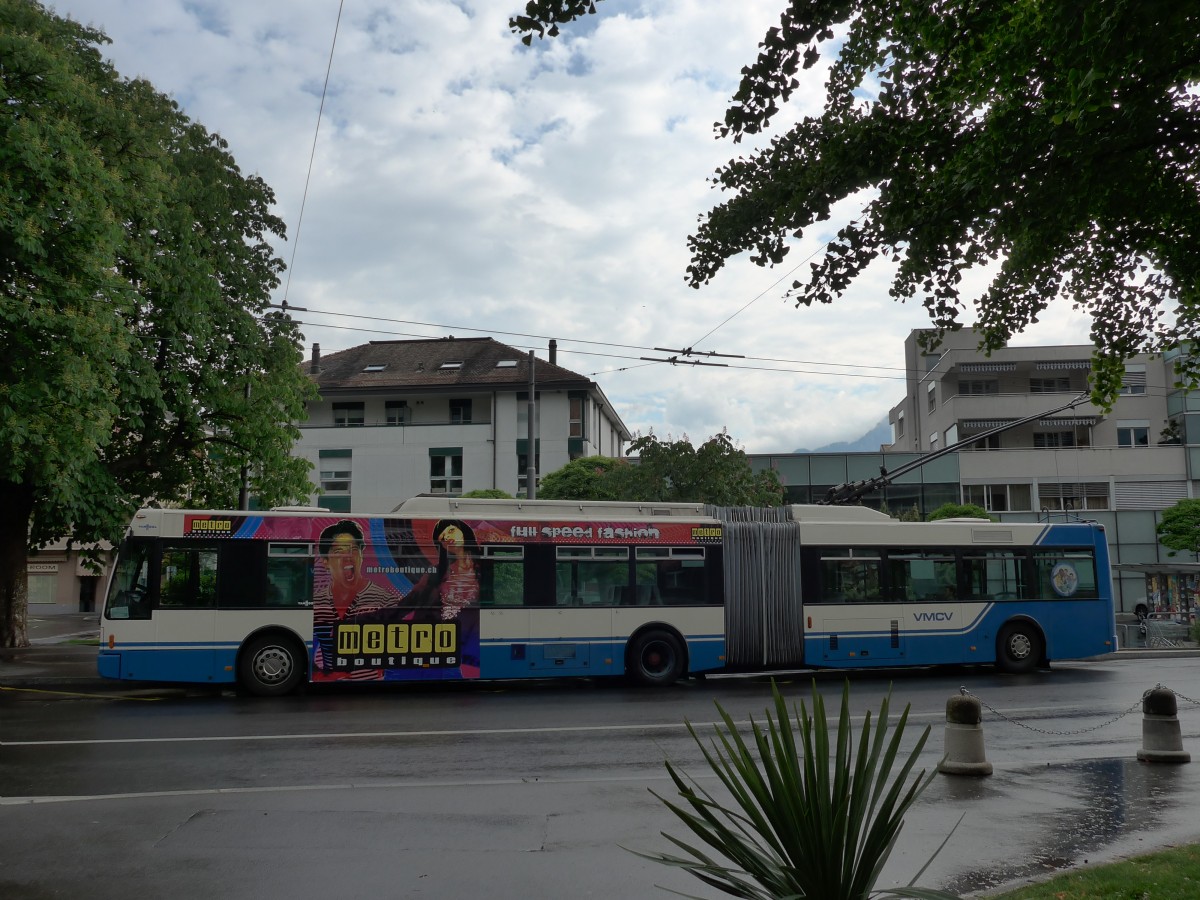 (150'926) - VMCV Clarens - Nr. 9 - Van Hool Gelenktrolleybus am 26. Mai 2014 beim Bahnhof Villeneuve