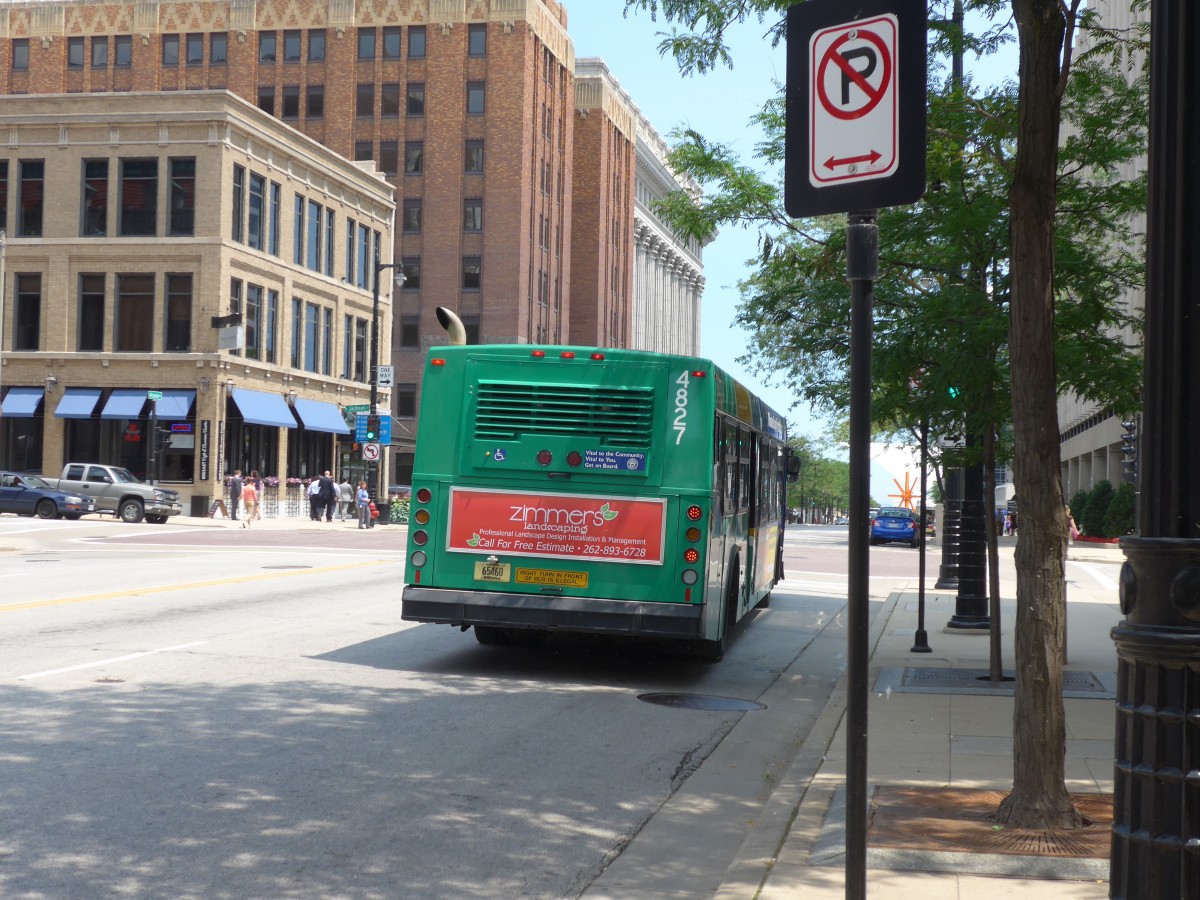 (153'026) - MCTS Milwaukee - Nr. 4827/65'460 - New Flyer am 17. Juli 2014 in Milwaukee