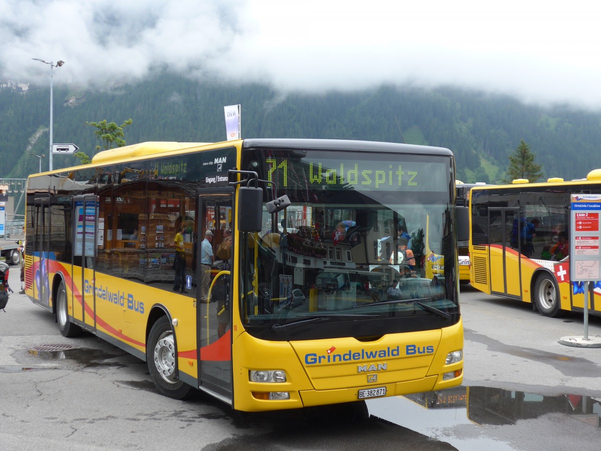 (153'546) - AVG Grindelwald - Nr. 18/BE 382'871 - MAN/Gppel am 3. August 2014 beim Bahnhof Grindelwald