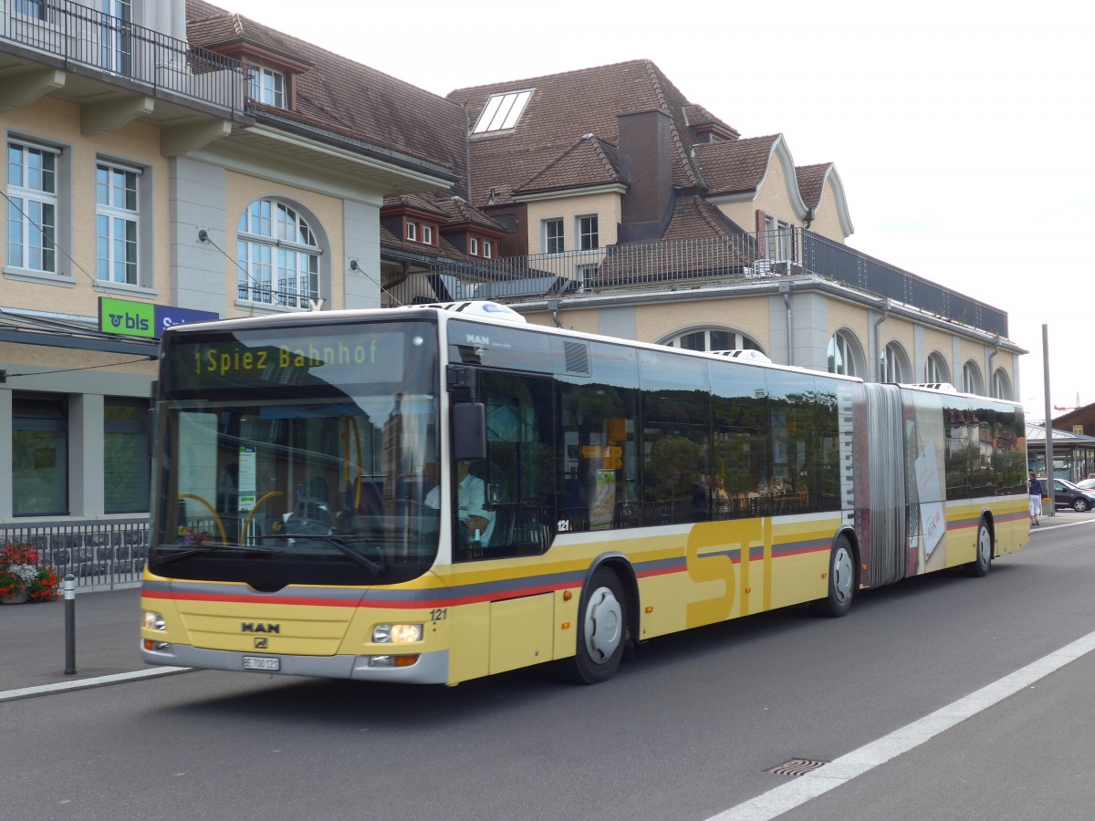 (154'447) - STI Thun - Nr. 121/BE 700'121 - MAN am 24. August 2014 beim Bahnhof Spiez