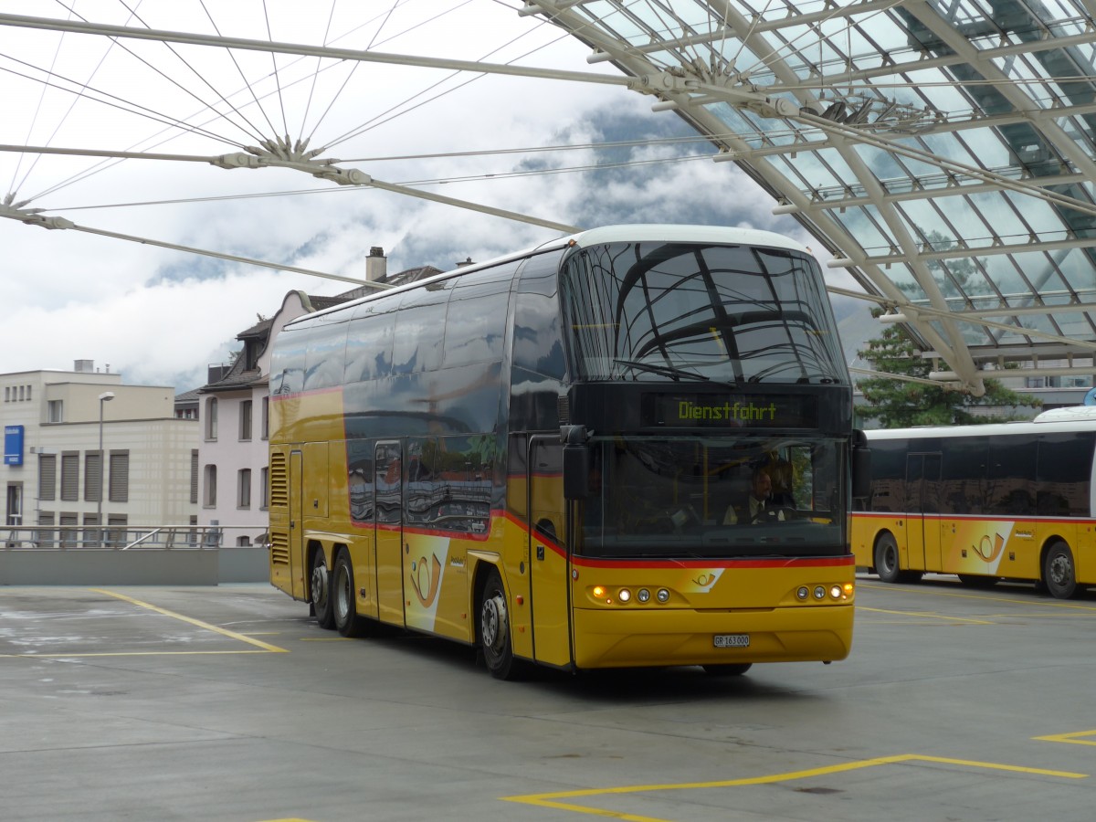 (155'151) - PostAuto Graubnden - GR 163'000 - Neoplan am 13. September 2014 in Chur, Postautostation