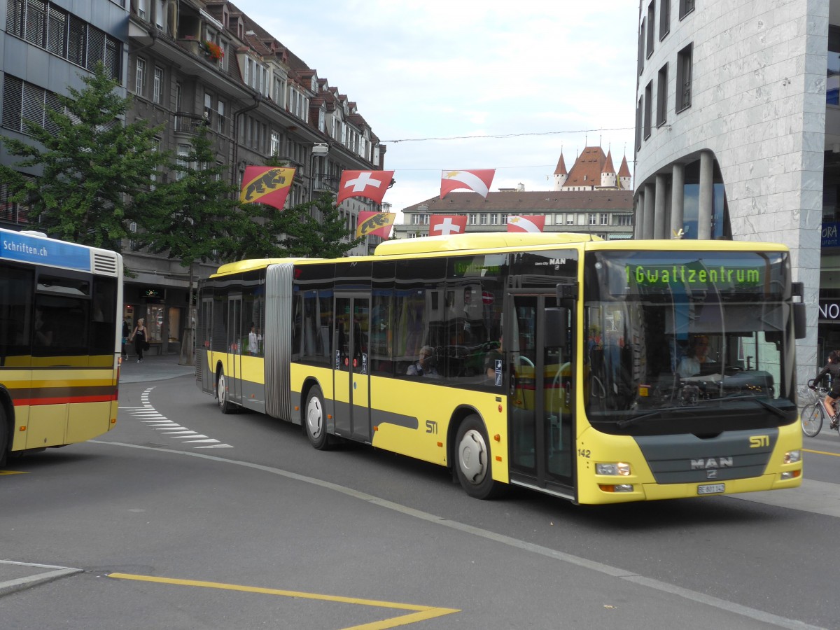 (155'314) - STI Thun - Nr. 142/BE 801'142 - MAN am 20. September 2014 beim Bahnhof Thun