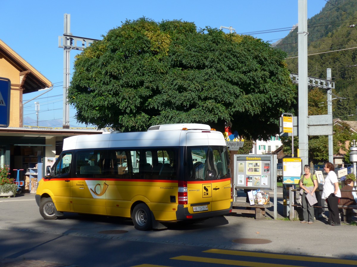 (155'340) - PostAuto Bern - BE 724'151 - Mercedes am 23. September 2014 beim Bahnhof Wilderswil