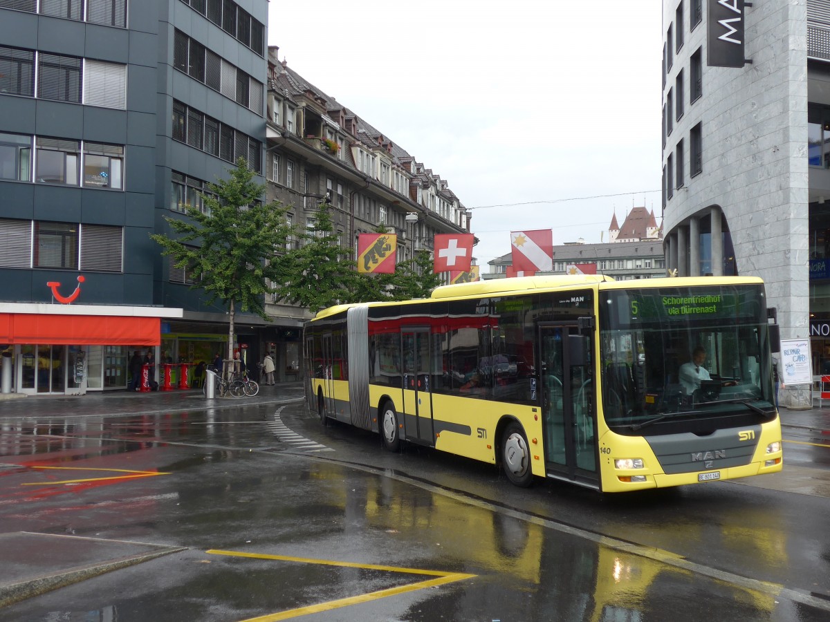 (155'700) - STI Thun - Nr. 140/BE 801'140 - MAN am 13. Oktober 2014 beim Bahnhof Thun