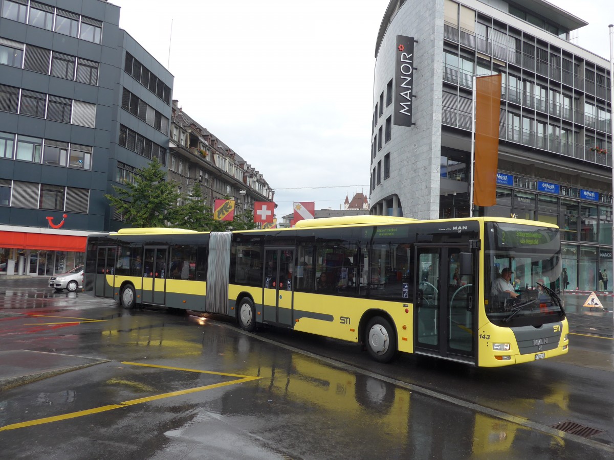 (155'705) - STI Thun - Nr. 143/BE 801'143 - MAN am 13. Oktober 2014 beim Bahnhof Thun