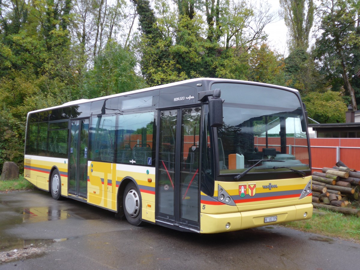 (155'723) - STI Thun - Nr. 5/BE 102'205 - Van Hool (ex Moser, Teuffenthal; ex Burri, Teuffenthal) am 13. Oktober 2014 beim Bahnhof Wimmis