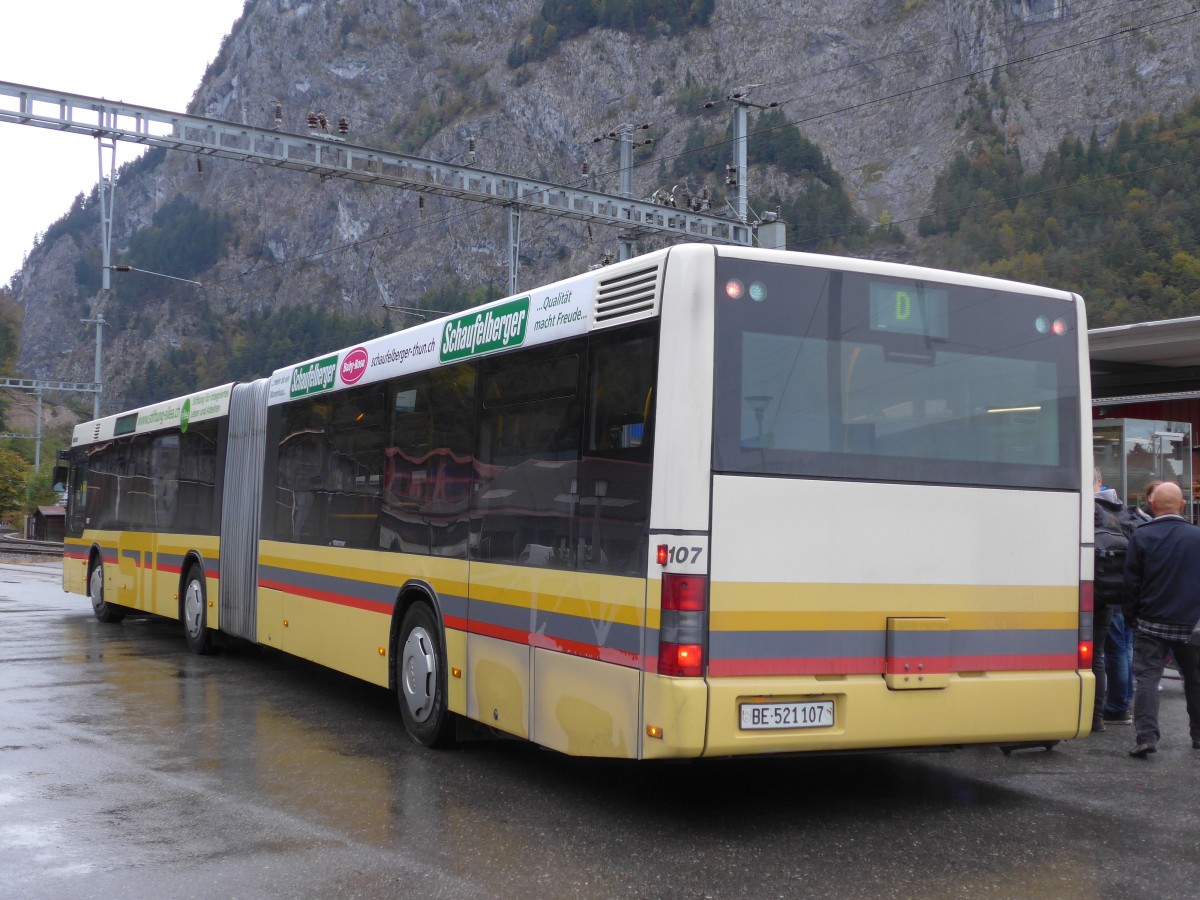 (155'760) - STI Thun - Nr. 107/BE 521'107 - MAN am 13. Oktober 2014 beim Bahnhof Wimmis