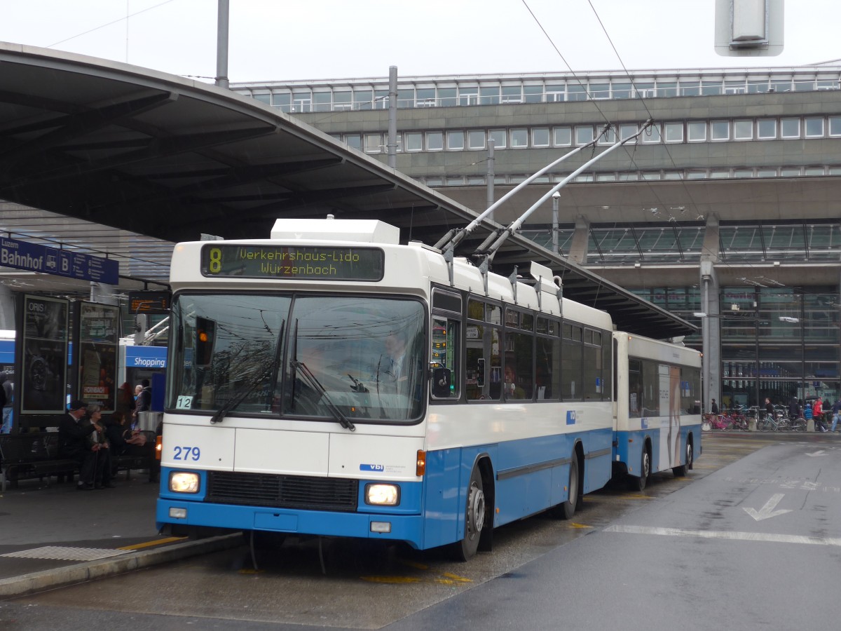 (156'014) - VBL Luzern - Nr. 279 - NAW/R&J-Hess Trolleybus am 25. Oktober 2014 beim Bahnhof Luzern