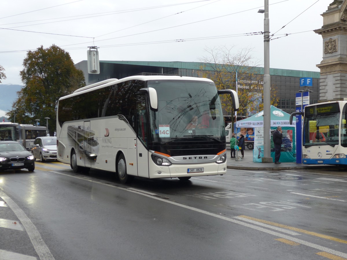 (156'032) - Aus Tschechien: Vega Tour, Praha - 3AY 8826 - Setra am 25. Oktober 2014 beim Bahnhof Luzern