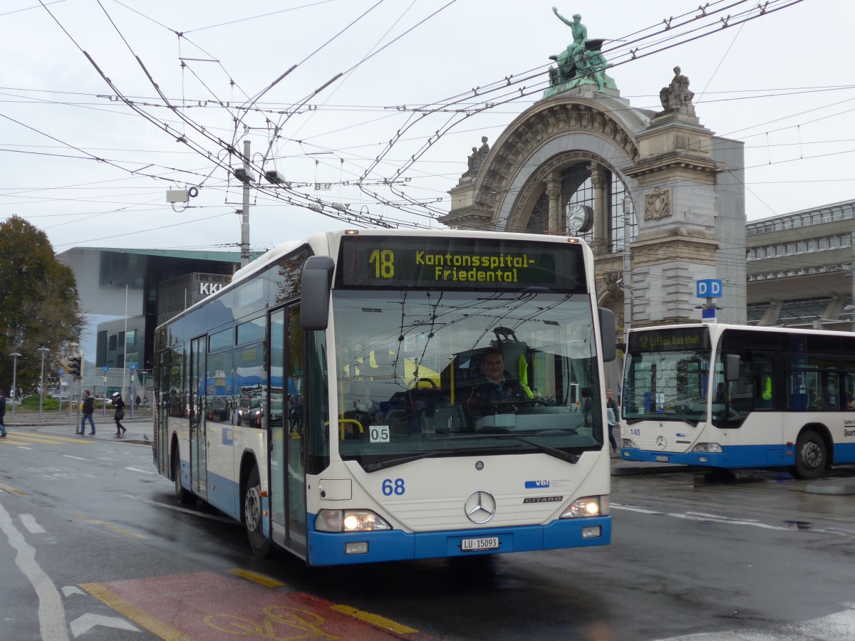 (156'044) - VBL Luzern - Nr. 68/LU 15'093 - Mercedes am 25. Oktober 2014 beim Bahnhof Bern