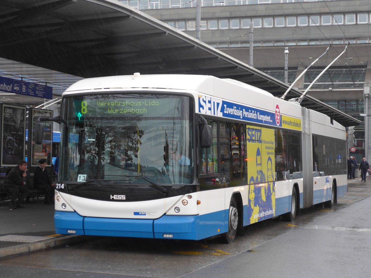 (156'050) - VBL Luzern - Nr. 214 - Hess/Hess Gelenktrolleybus am 25. Oktober 2014 beim Bahnhof Luzern