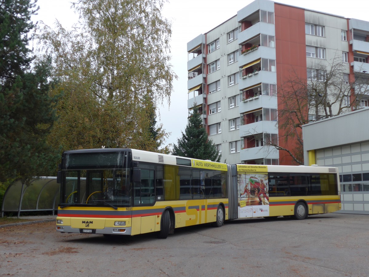 (156'127) - STI Thun - Nr. 102/BE 577'102 - MAN am 26. Oktober 2014 in Thun, Garage