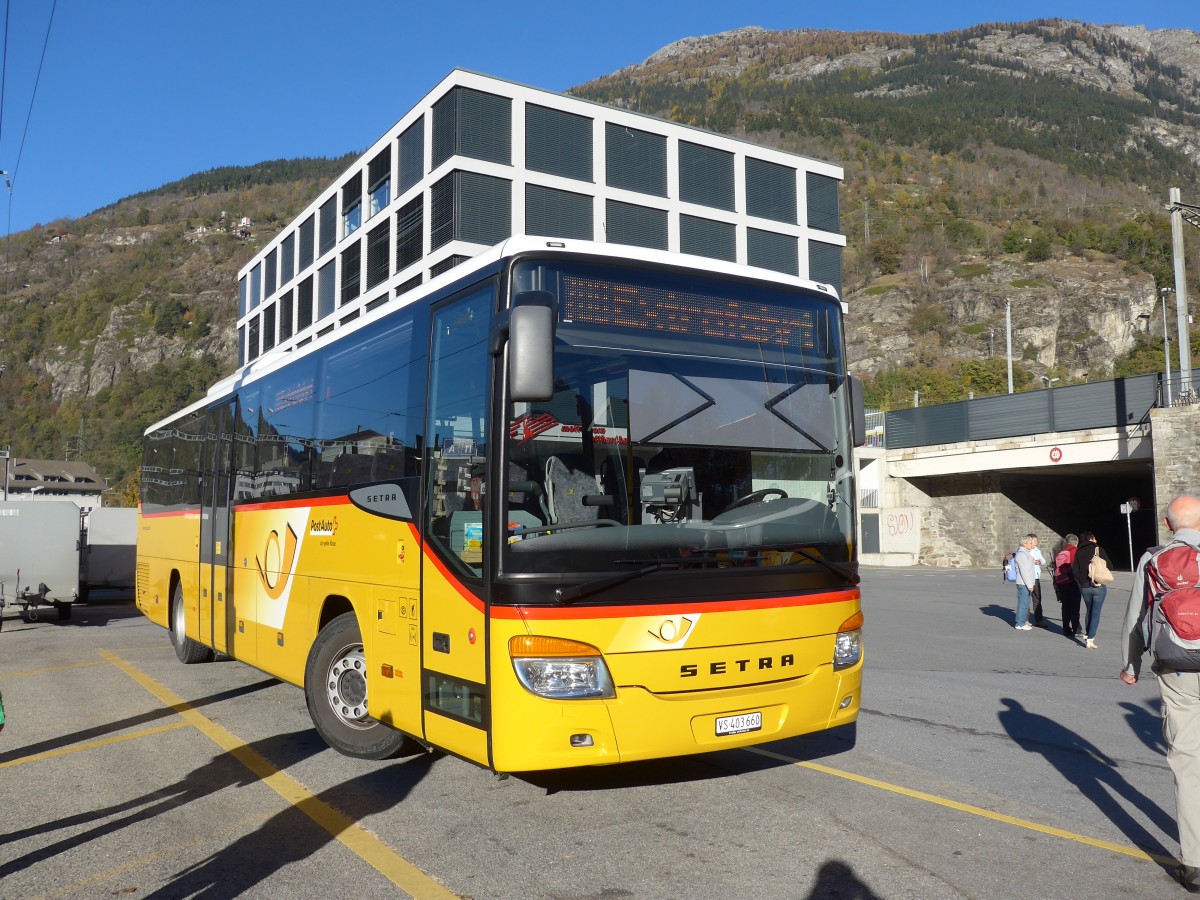 (156'342) - PostAuto Wallis - VS 403'660 - Setra am 31. Oktober 2014 beim Bahnhof Brig