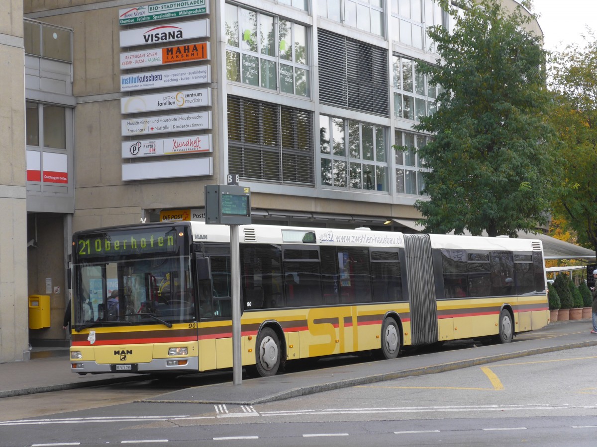 (156'495) - STI Thun - Nr. 90/BE 572'090 - MAN am 10. November 2014 beim Bahnhof Thun