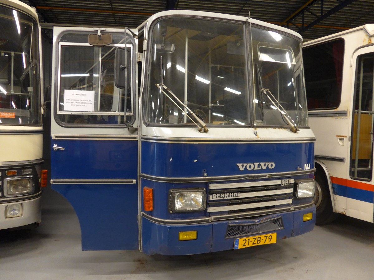 (156'658) - Polizei (NBM) - 21-ZB-79 - Volvo/Berkhof Gefangenenbus am 18. November 2014 in Hoogezand, Museum