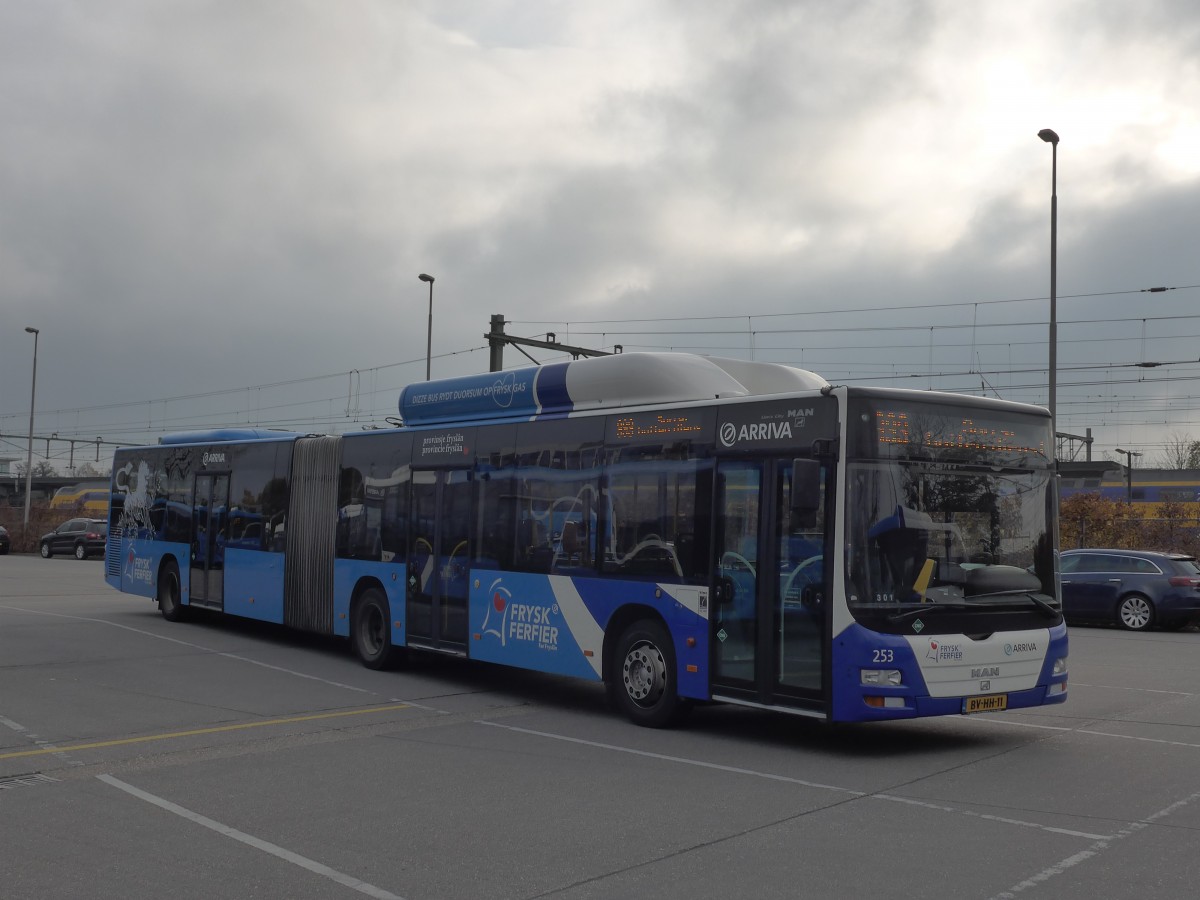 (156'759) - ARRIVA - Nr. 253/BV-HH-11 - MAN am 19. November 2014 beim Bahnhof Leeuwarden