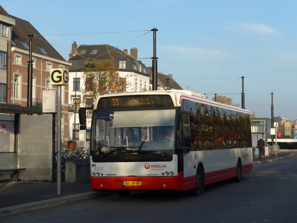 (157'120) - VEOLIA - Nr. 5221/BS-JV-10 - VDL Berkhof am 21. November 2014 beim Bahnhof Maastricht