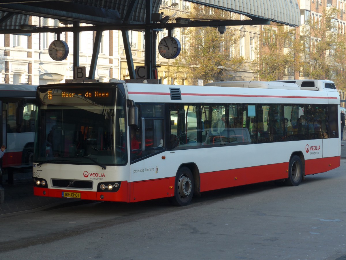 (157'138) - VEOLIA - Nr. 3832/BS-JX-01 - Volvo am 21. November 2014 beim Bahnhof Maastricht