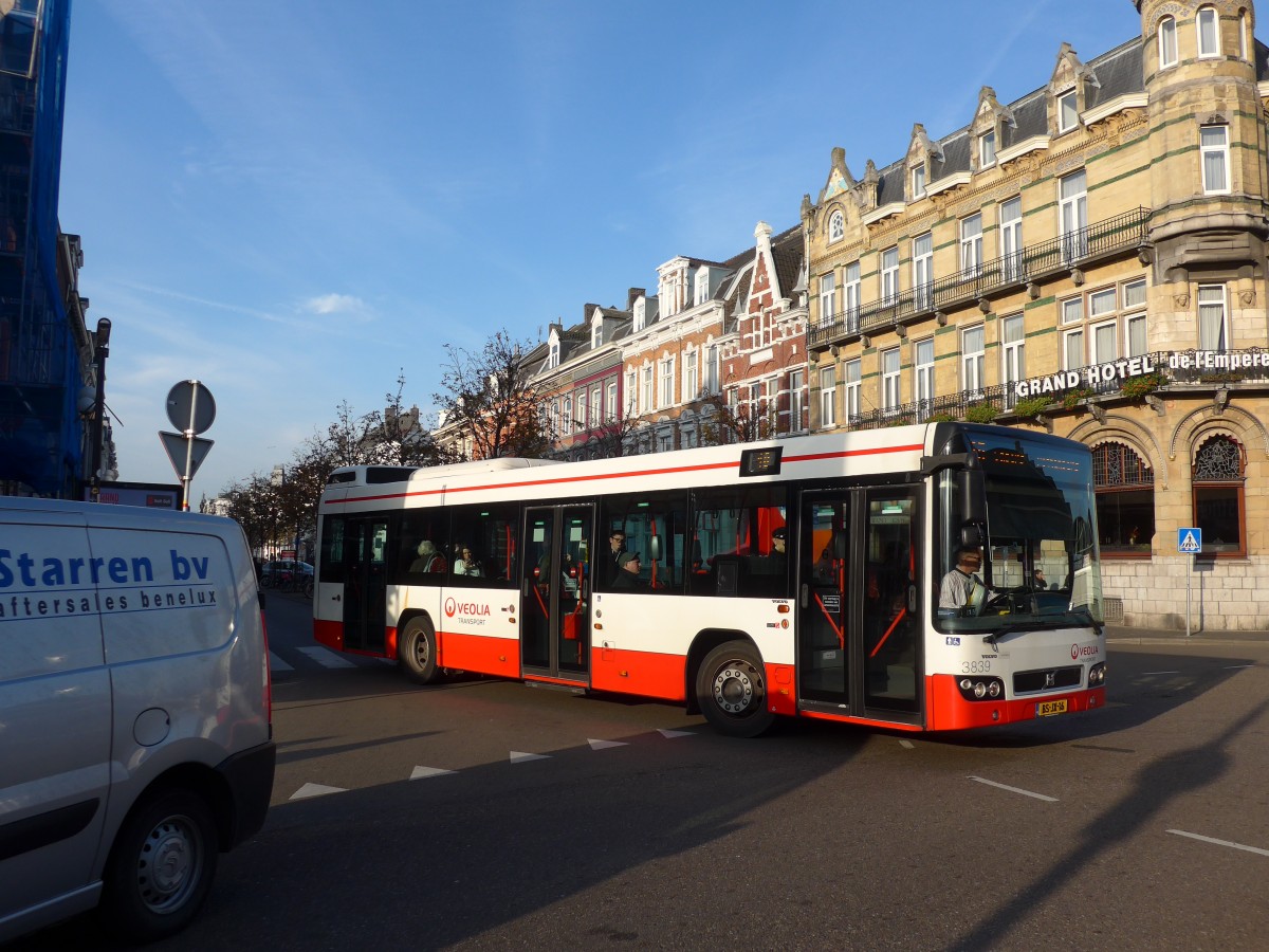 (157'145) - VEOLIA - Nr. 3839/BS-JX-16 - Volvo am 21. November 2014 beim Bahnhof Maastricht