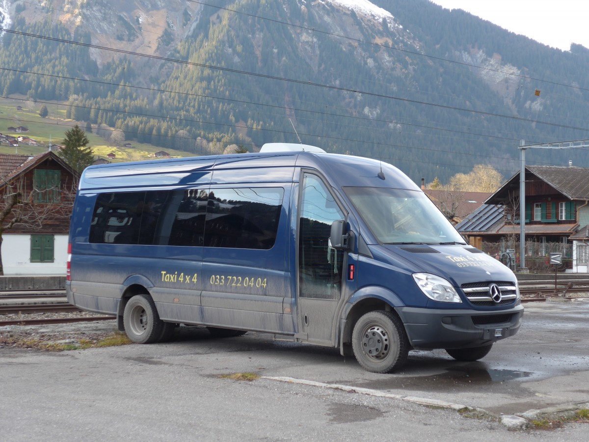 (157'867) - Ueltschi, Zweisimmen - Mercedes am 21. Dezember 2014 beim Bahnhof Lenk