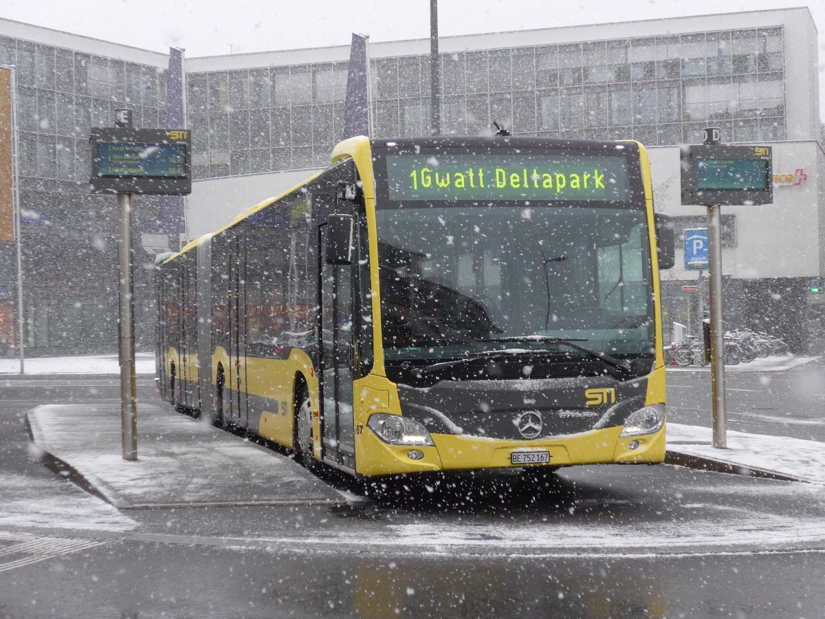 (157'972) - STI Thun - Nr. 167/BE 752'167 - Mercedes am 28. Dezember 2014 beim Bahnhof Thun