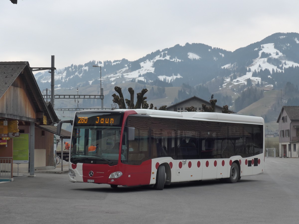 (159'205) - TPF Fribourg - Nr. 85/BE 300'388 - Mercedes am 16. Mrz 2015 beim Bahnhof Boltigen