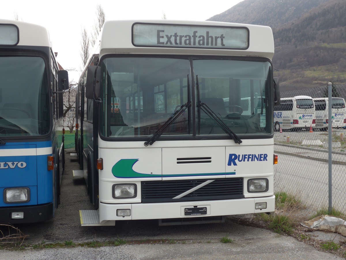 (159'569) - Ruffiner, Turtmann - Volvo/Hess (ex SB Schaffhausen Nr. 10; ex RVSH Schaffhausen Nr. 10; ex ASS Schleitheim Nr. 10; ex ASS Schleitheim Nr. 20) am 2. April 2015 in Turtmann, Garage