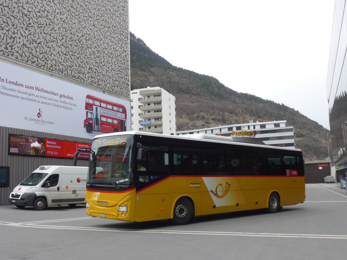 (159'597) - PostAuto Wallis - VS 424'839 - Iveco am 2. April 2015 beim Bahnhof Visp