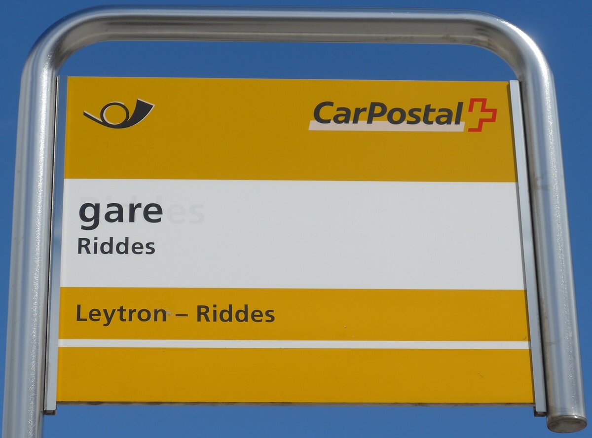 (159'657) - PostAuto-Haltestellenschild - Riddes, gare - am 5. April 2015