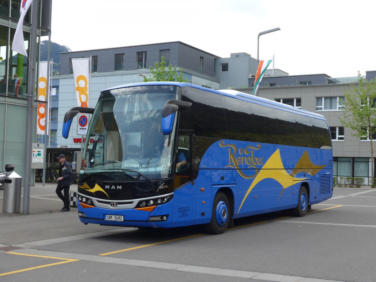 (160'039) - Aus Tschechien: Reina Tour, Praha - 3AM 9482 - MAN/Beulas am 26. April 2015 beim Bahnhof Interlaken Ost