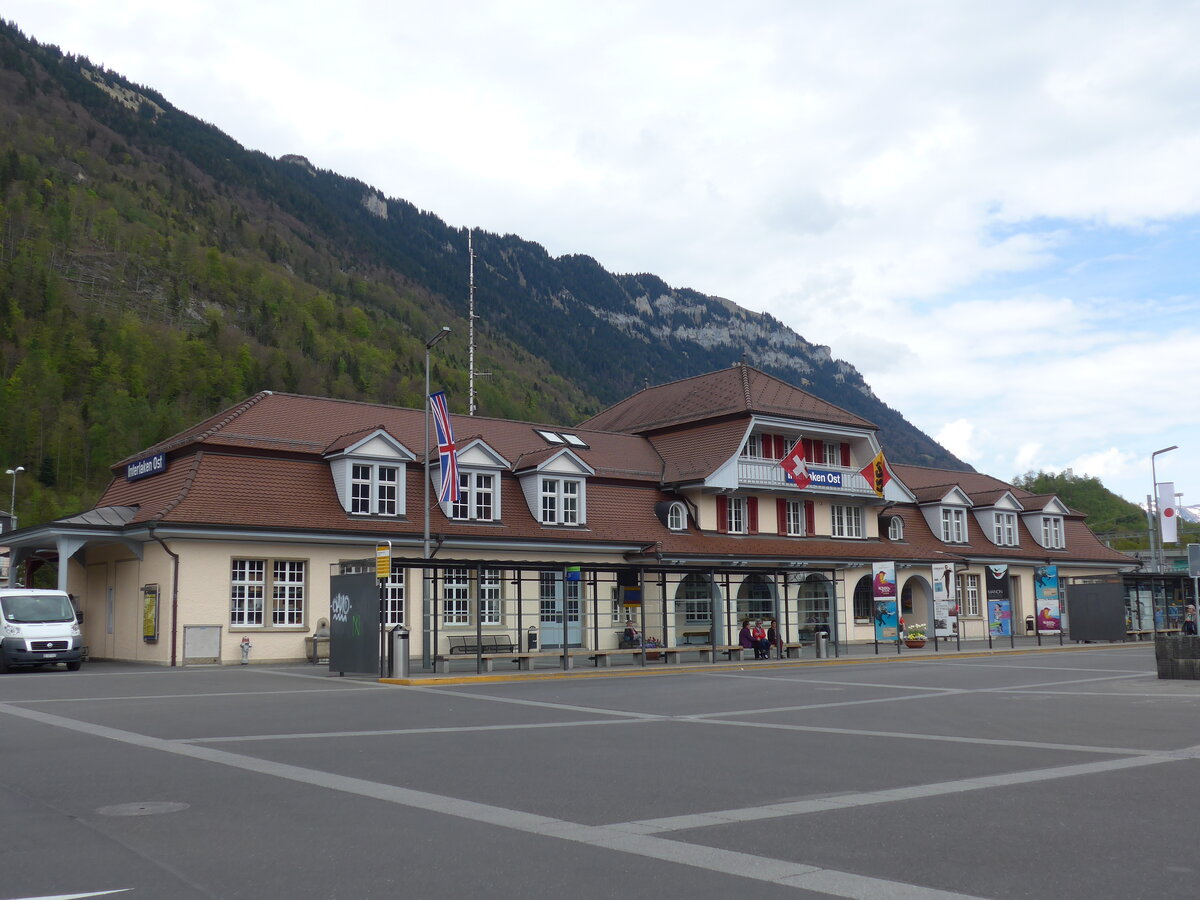 (160'055) - PostAuto/STI/BLS-Haltestellen am 26. April 2015 beim Bahnhof Interlaken Ost