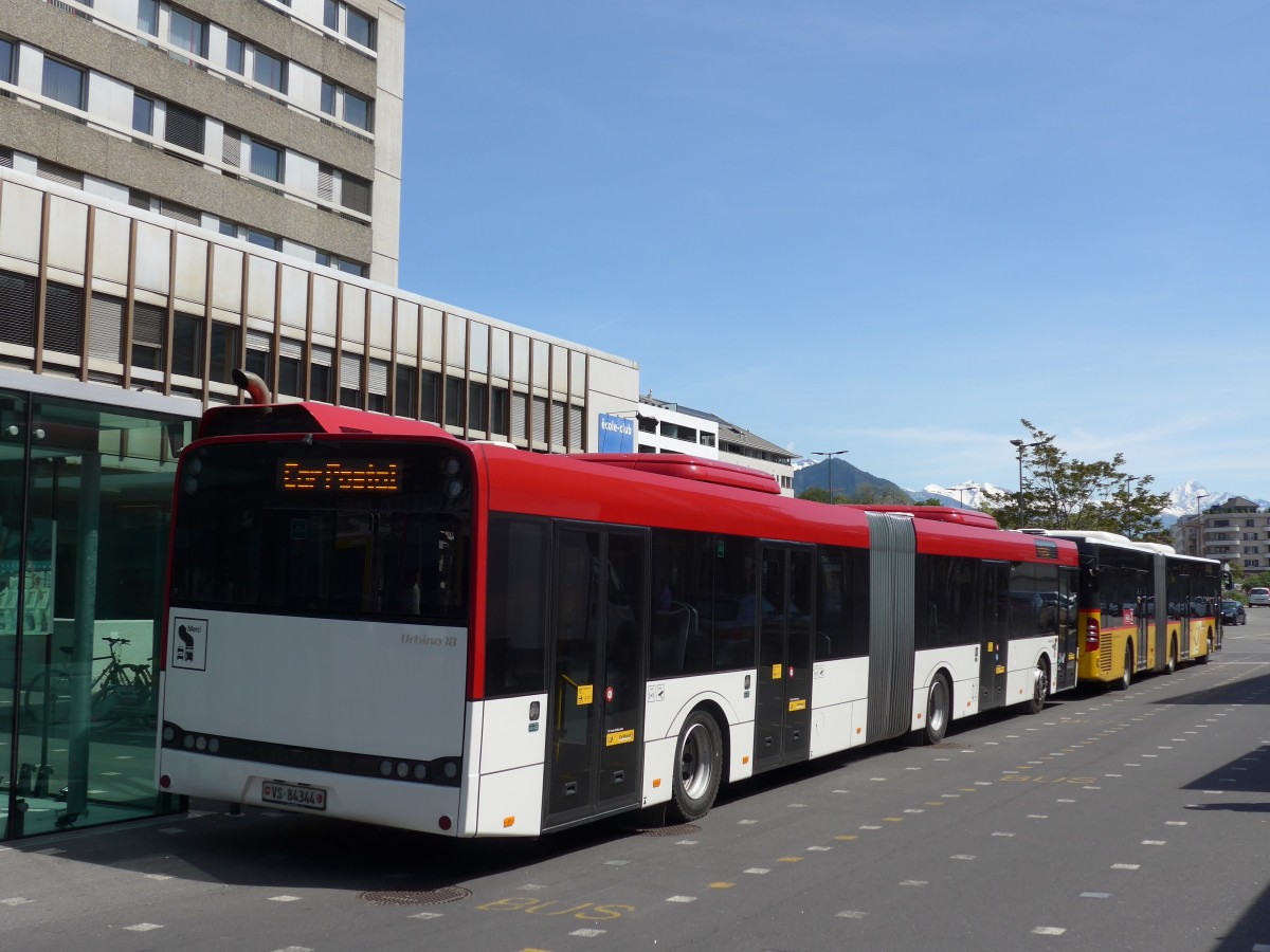 (160'396) - PostAuto Wallis - Nr. 62/VS 84'344 - Solaris am 10. Mai 2015 beim Bahnhof Sion