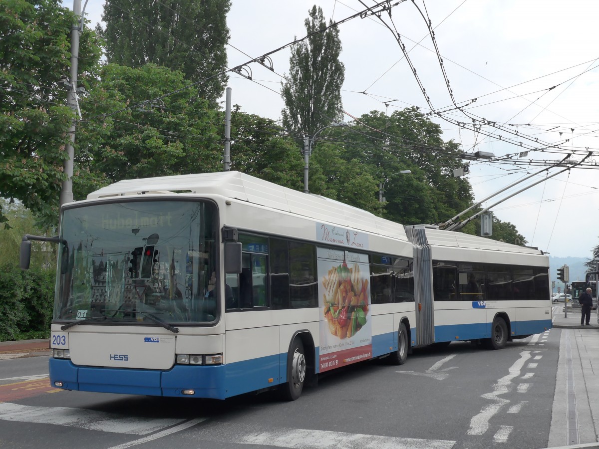 (160'647) - VBL Luzern - Nr. 203 - Hess/Hess Gelenktrolleybus am 22. Mai 2015 beim Bahnhof Luzern