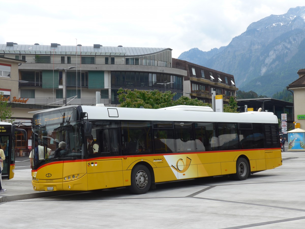 (160'975) - PostAuto Bern - BE 610'536 - Solaris am 25. Mai 2015 beim Bahnhof Interlaken West